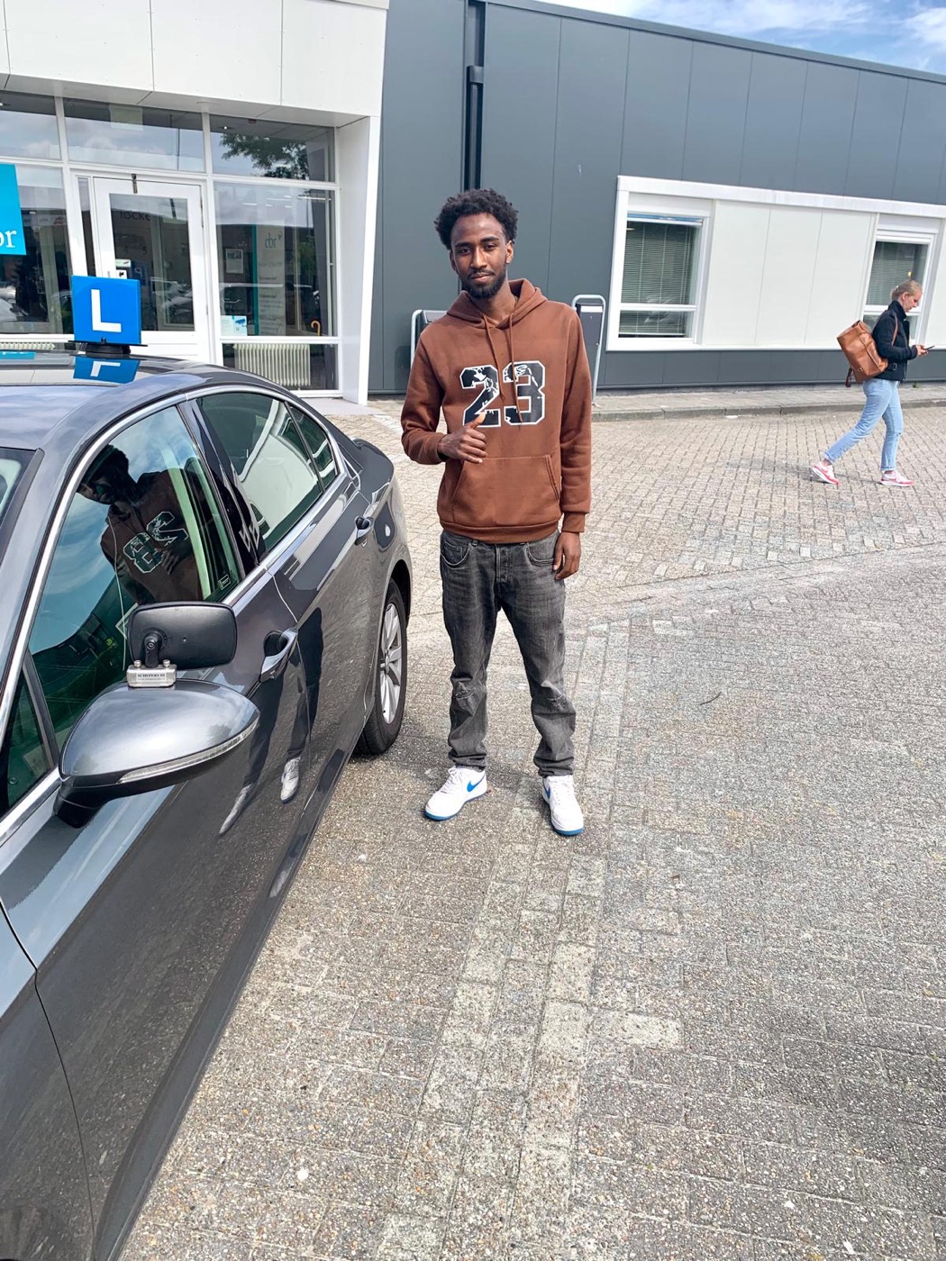 Geslaagde leerling van Holland2Day Rijschool bij de lesauto