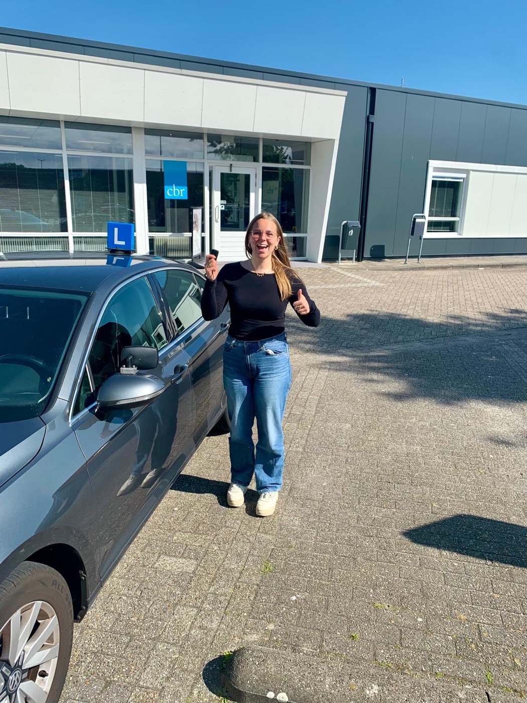 Geslaagde leerling van Holland2Day Rijschool bij de lesauto