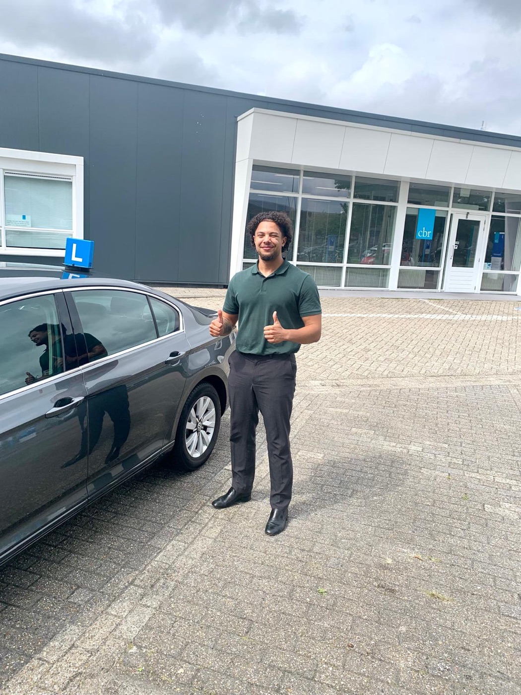 Geslaagde leerling van Holland2Day Rijschool bij de lesauto