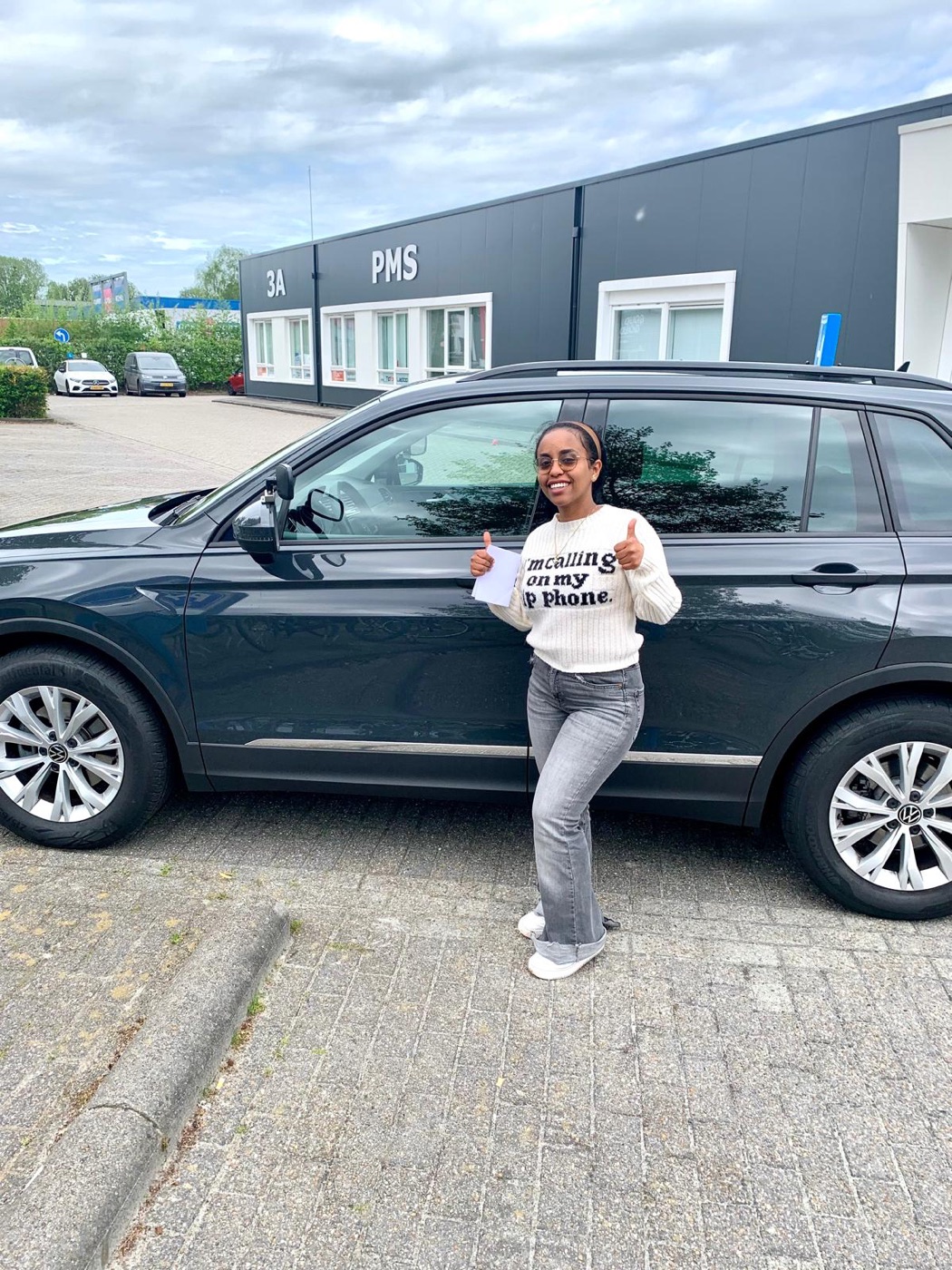 Geslaagde leerling van Holland2Day Rijschool bij de lesauto