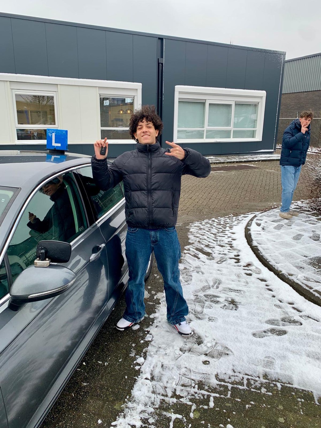 Geslaagde leerling van Holland2Day Rijschool bij de lesauto