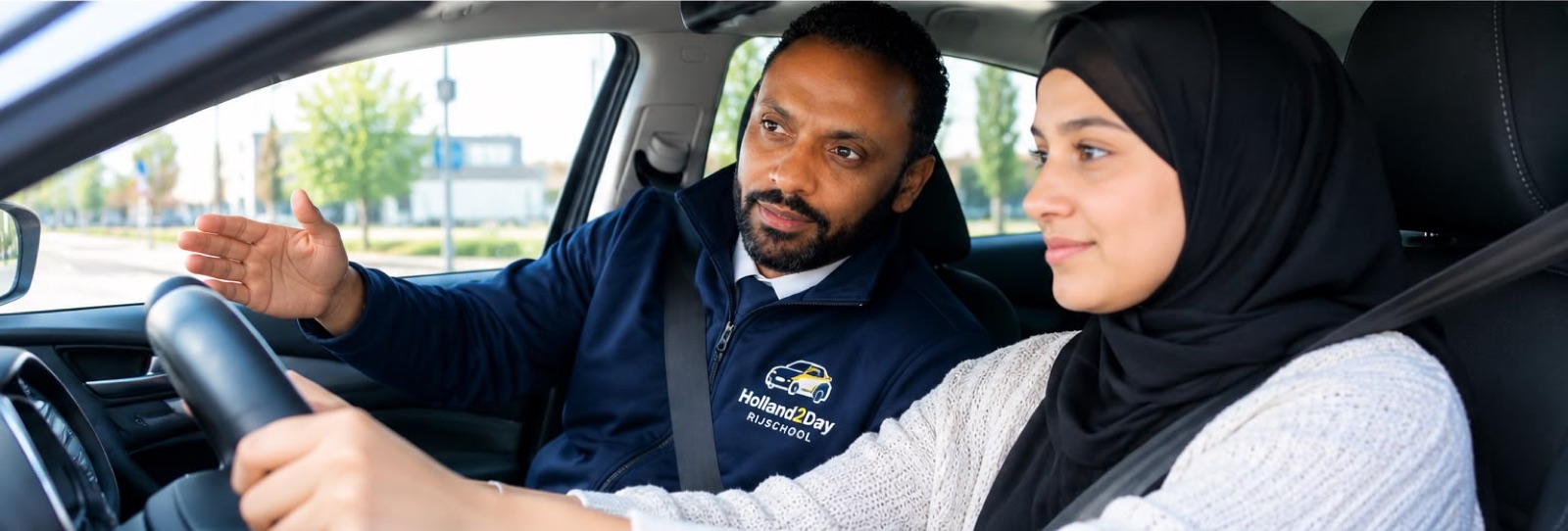 Rijinstructeur Mahmoud Mohamed legt een verkeerssituatie uit aan een leerling